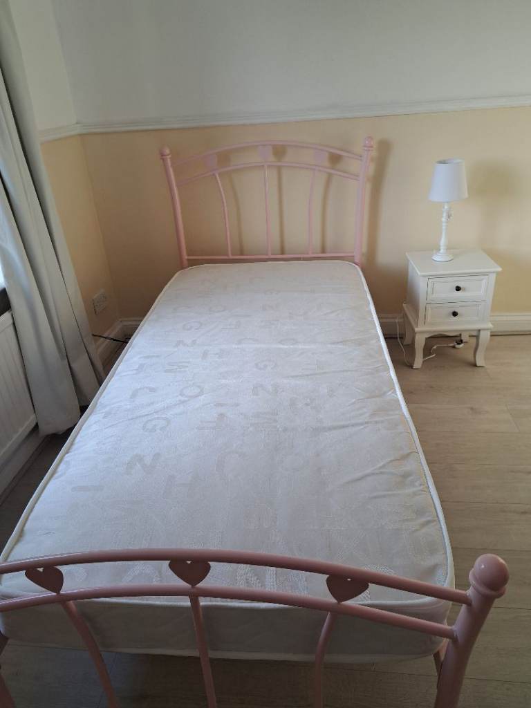 Kids metal pink bed