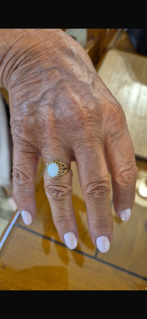 Beautiful 9 carat gold opal ring