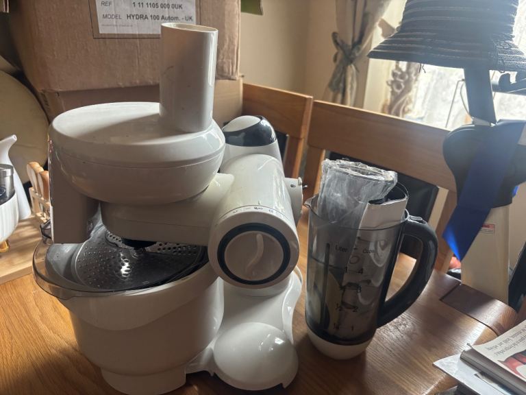 Cake  maker and slide salad