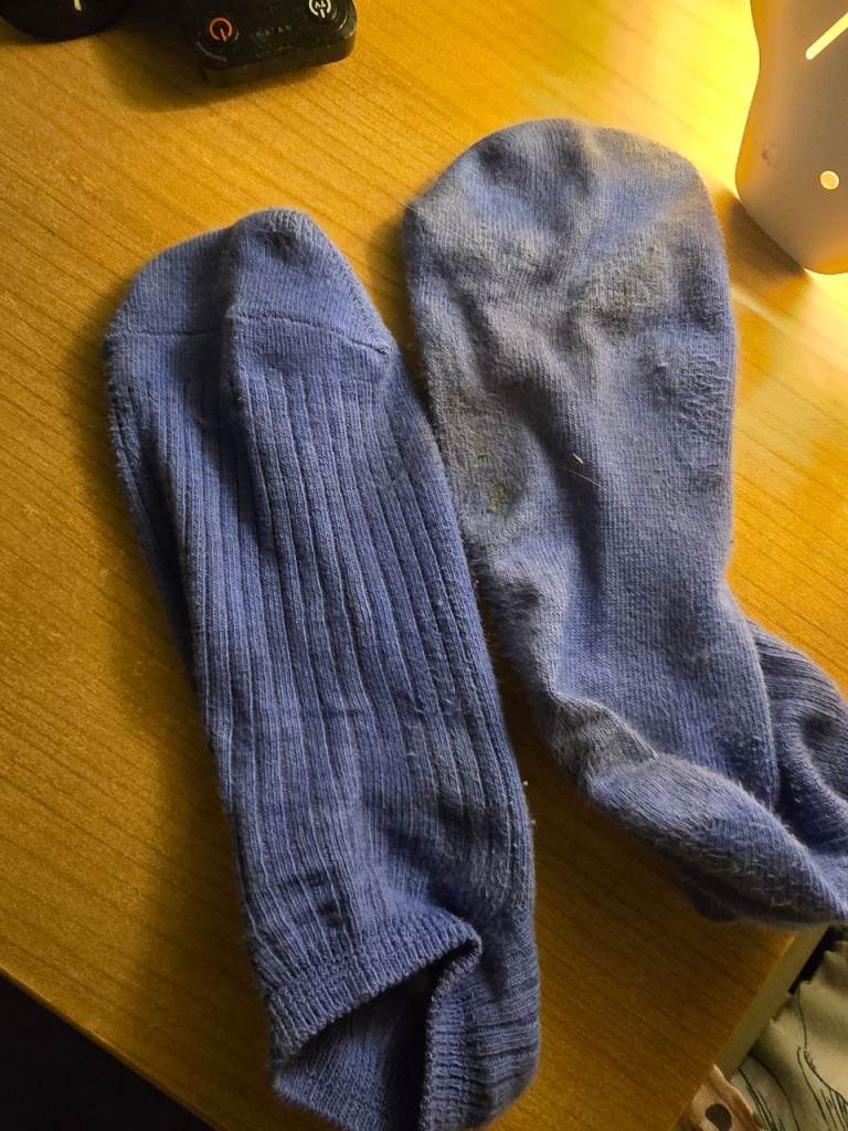 2 pairs of ladies socks 