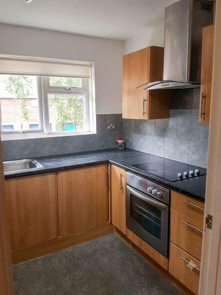 Spacious 2-Bed First Floor Flat with Balcony & Parking – Prime NR2 Location