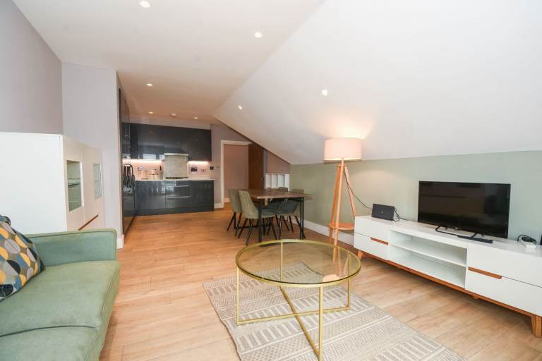 RENT INCLUDES ALL BILLS 2 BEDROOM LUXURY FLAT SANDERS LANE MILL HILL NW7 1BJ 