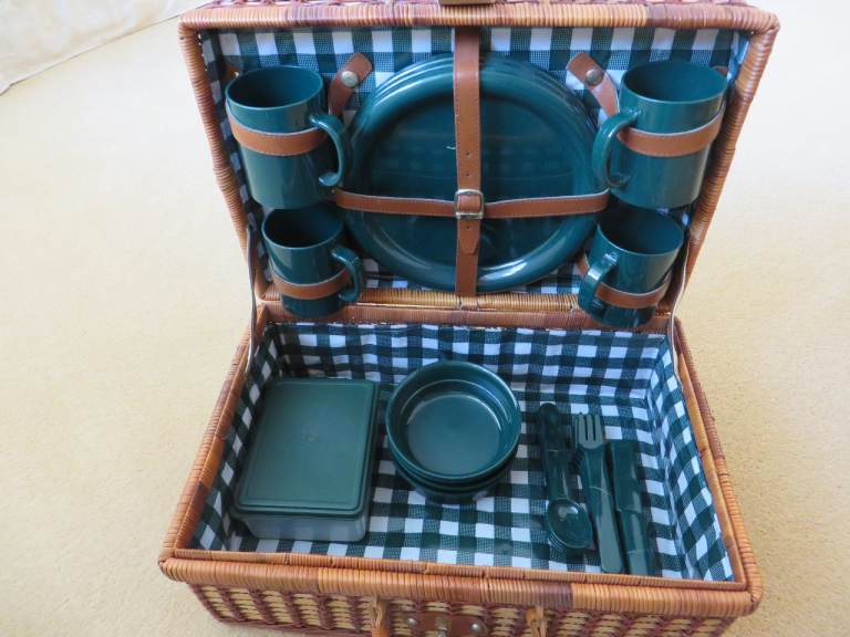  Wicker Picnic Basket New with Contents for 4 People