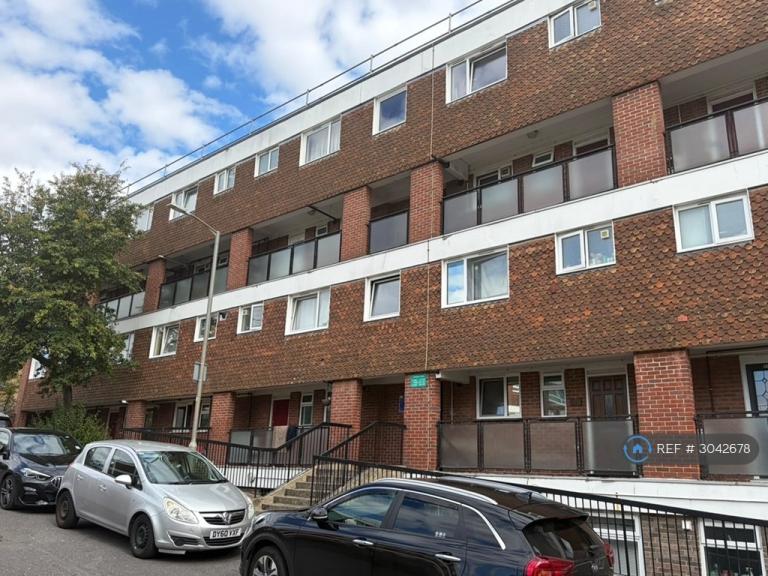3 bedroom flat in Clarence Lane, London, SW15 (3 bed) (#3042678)