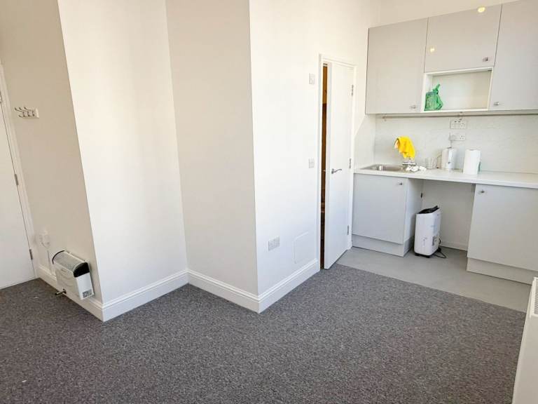 Modern First Floor Front Studio Flat to Rent, Chatsworth Road, Hackney E5