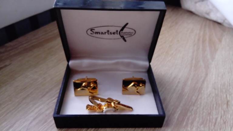 Gold Kangaroo Cufflinks and Tie Clip Set – Good Condition