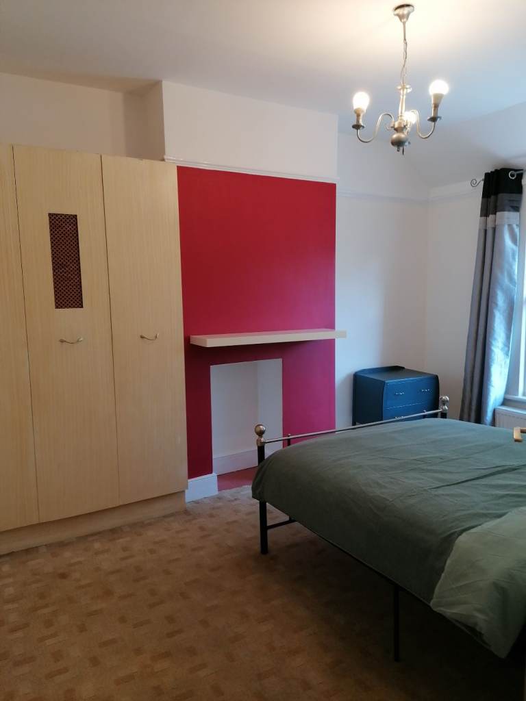 LARGE DUBLE BEDROOM £220PW