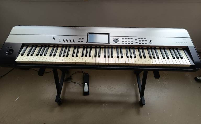 KORG CHROME EX88 DIGITAL PIANO & MUSIC-PRODUCTION WORKSTATION