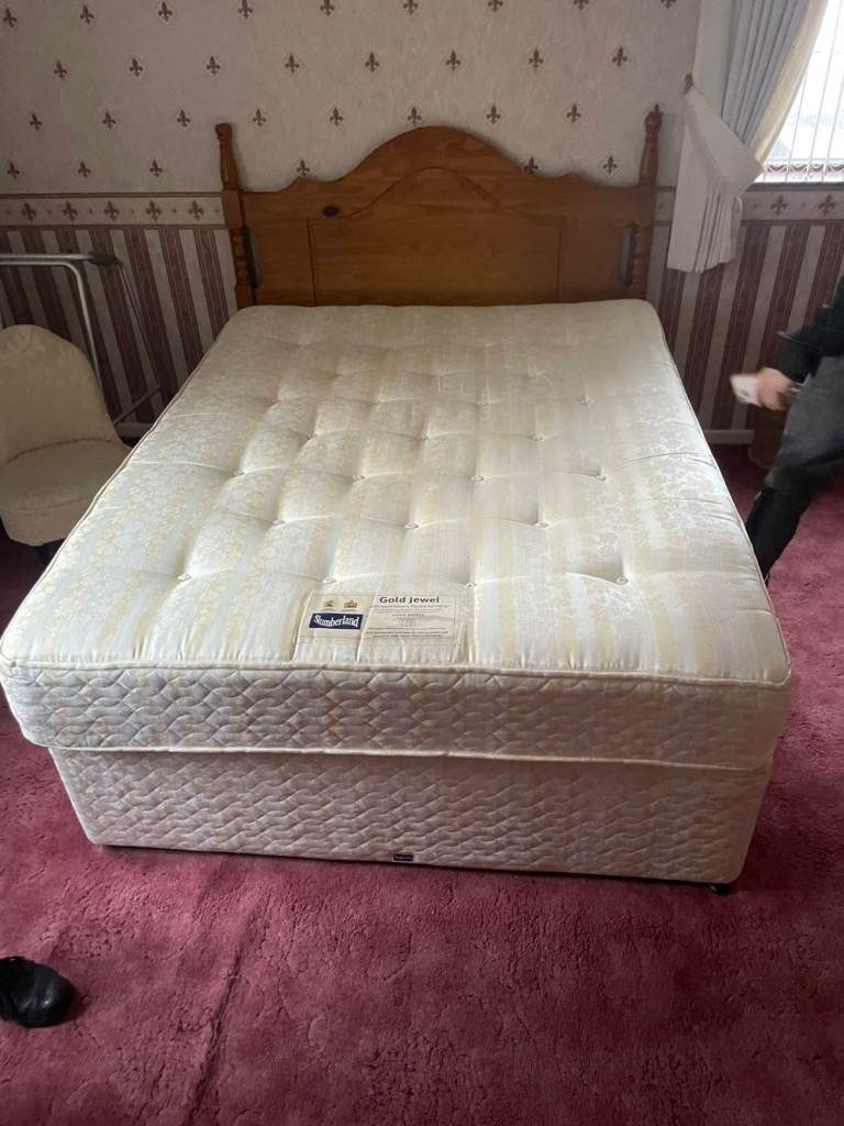 Kingsize devan bed set   £120 5ft good good condition 