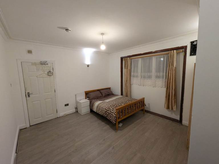 No longer available. Large Double Room in Mitcham for rent