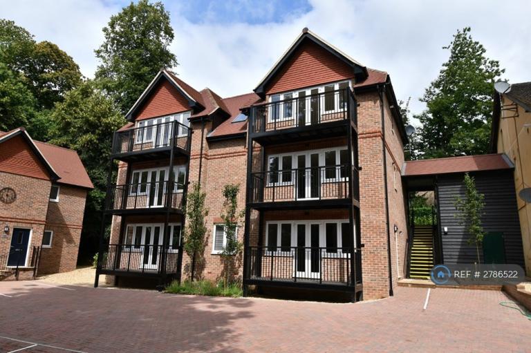 1 bedroom flat in Woolmer Hill Lodge, Haslemere, GU27 (1 bed) (#2786522)