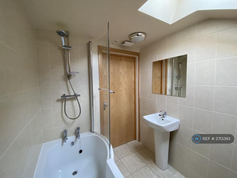 2 bedroom flat in Willow Lane, Huddersfield, HD1 (2 bed) (#2713393)