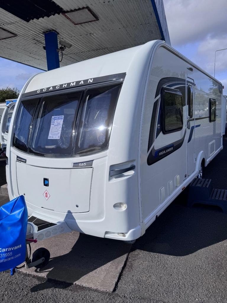 Coachman Highlander 565, Yr.2016, Fixed Twin Single Beds