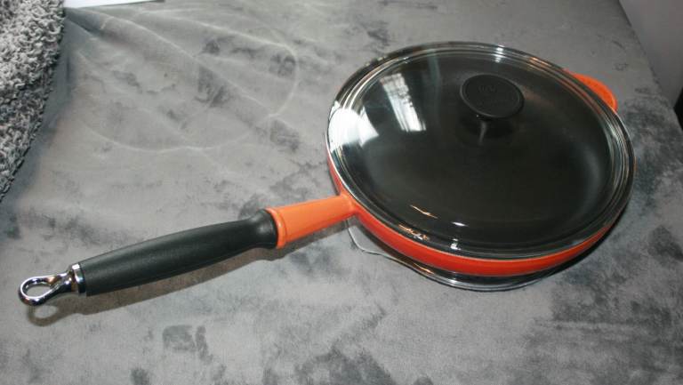 Le Creuset Volcanic Frying pan and glass lid. Excellent condition