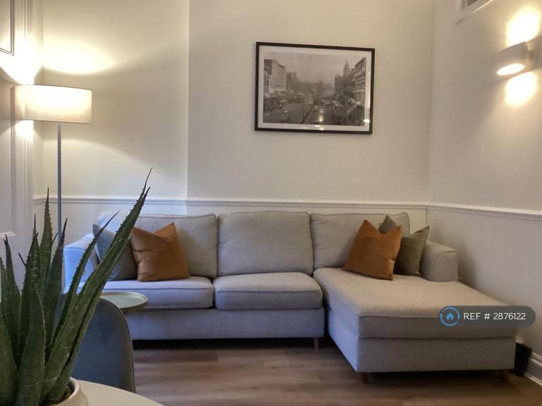 2 bedroom flat in Ladbroke Grove, London, W10 (2 bed) (#2876122)