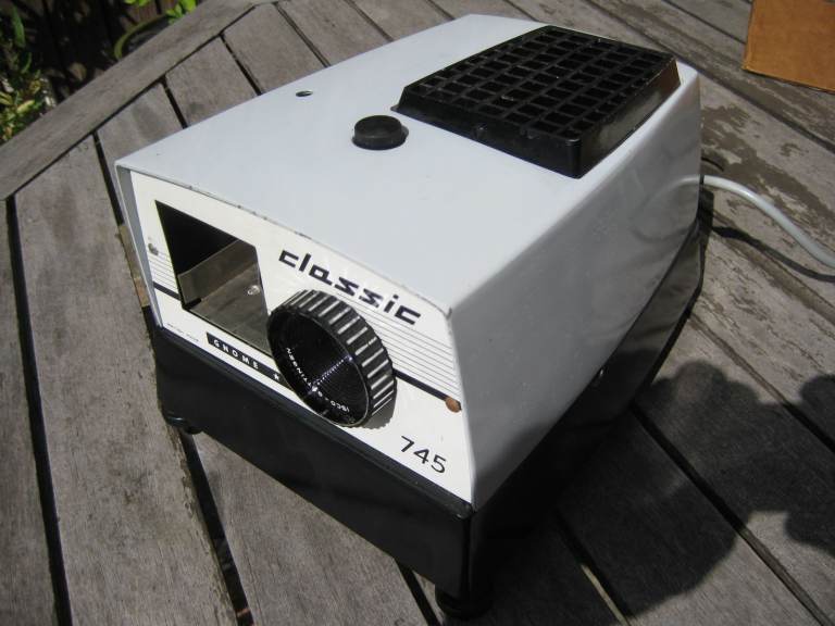 Slide projector and two screens Gnome Classic 745