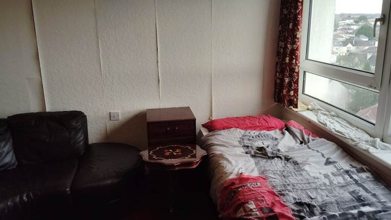 A spacious flat in Glasgow West near Airport and University