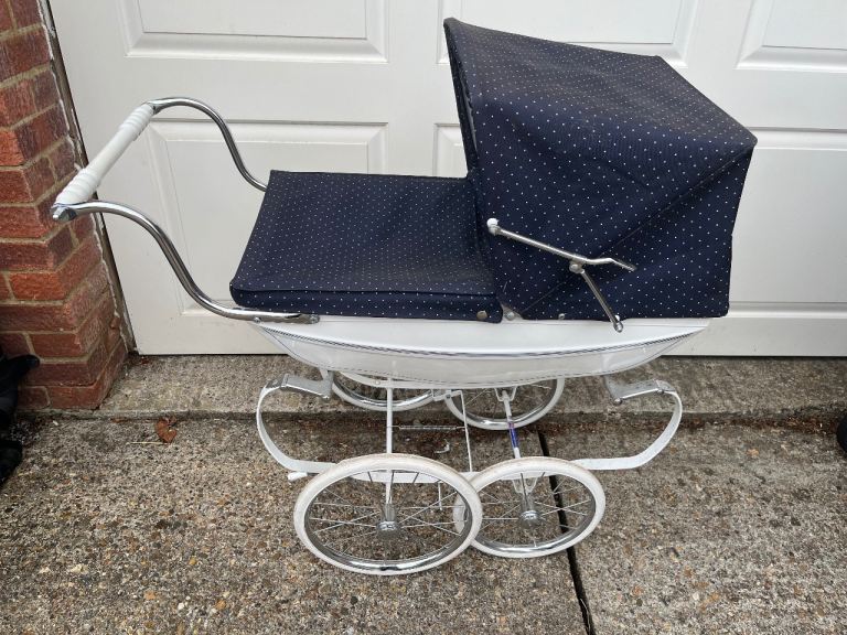 Silver Cross Balmoral Pram - White & Navy Blue