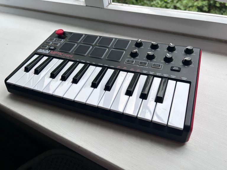 AKAI MPKmini MIDI Keyboard Controller – Good Condition