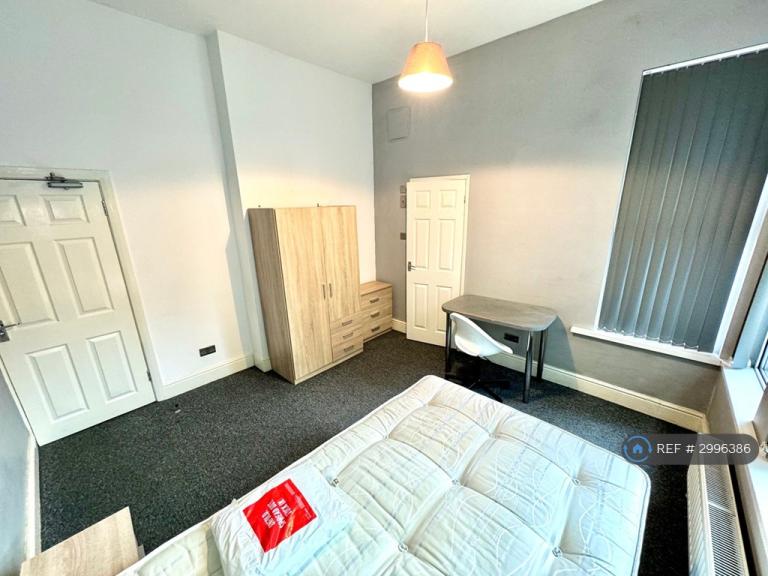 2 bedroom flat in Derby Road, Nottingham, NG7 (2 bed) (#2996386)