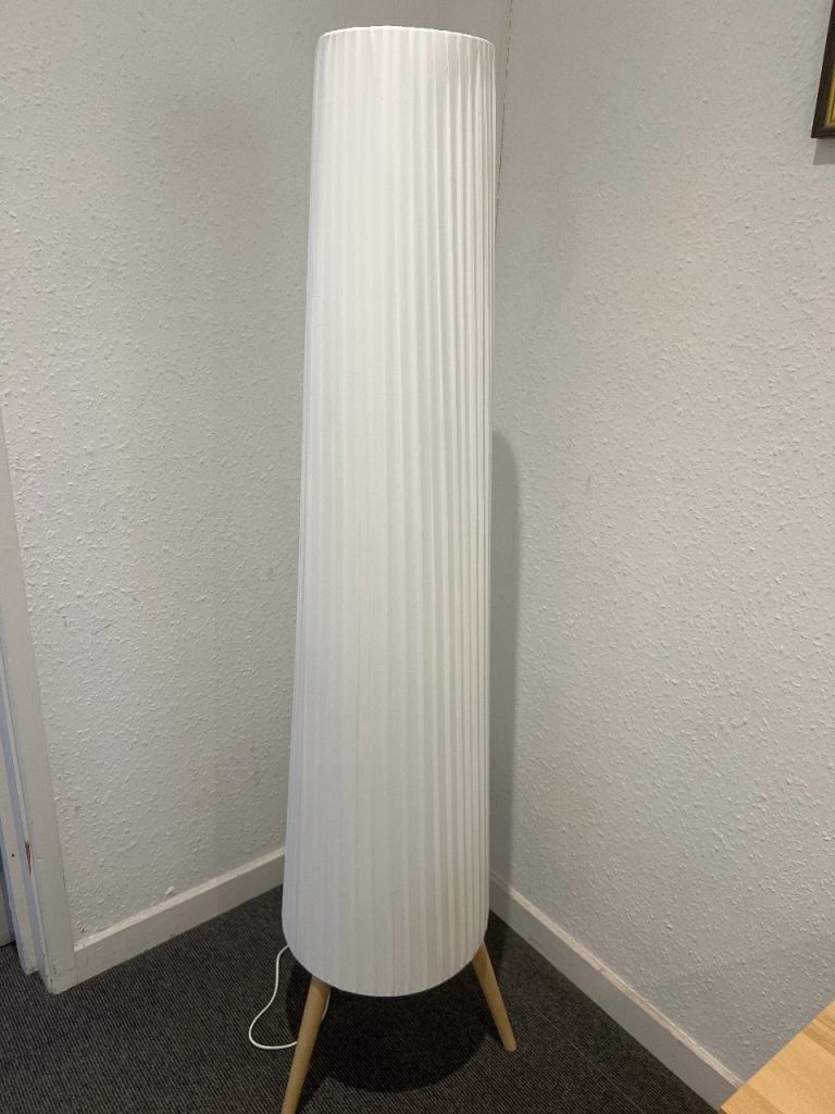 Stylish White Floor Lamp with Wooden Legs – Good Condition