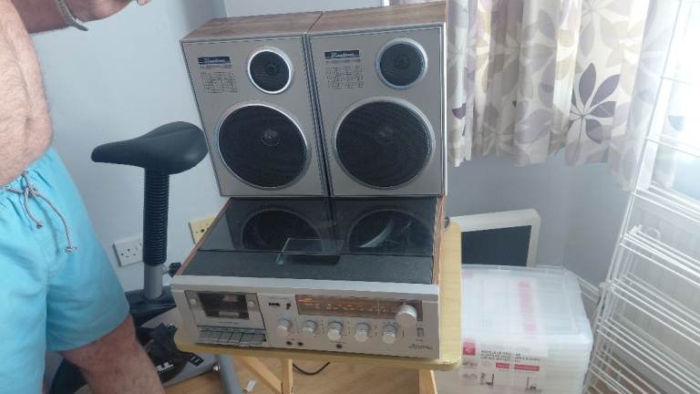 Vintage Stereo System with Speakers and Turntable – Good Working Order