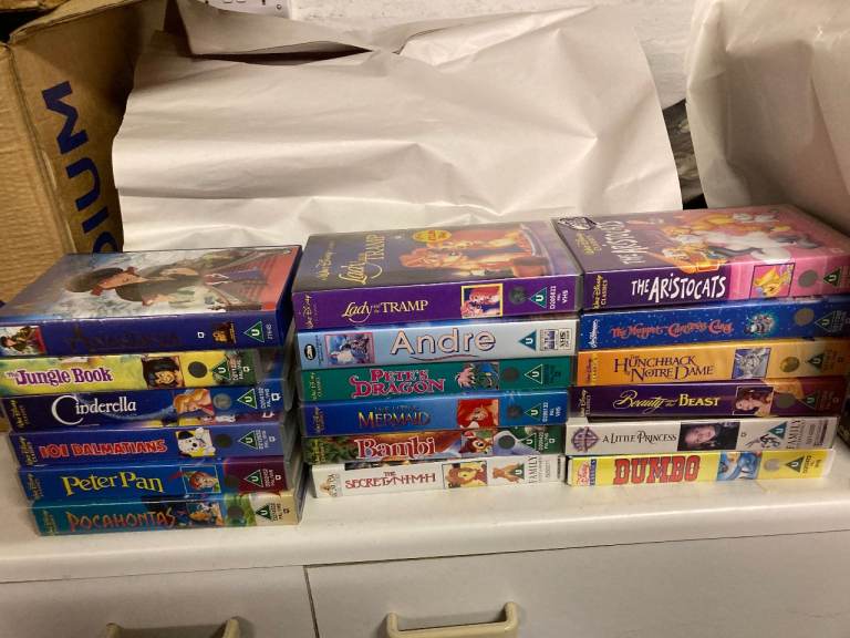 18 CHILDRENS VHS VIDEOS INC WALT DISNEY- Full Length Movies - READ DESCRIPTION