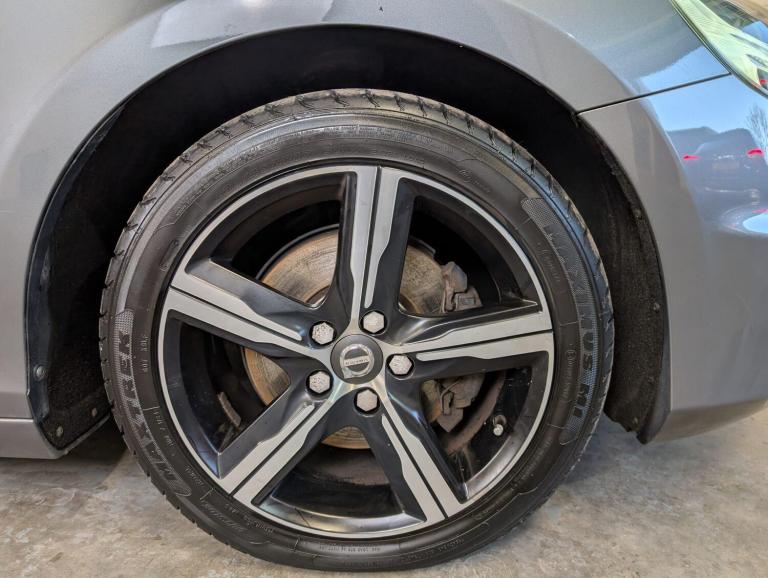 2019 Volvo V40 2.0 T2 GPF R-Design Nav Plus Euro 6 (s/s) 5dr HATCHBACK Petrol Manual