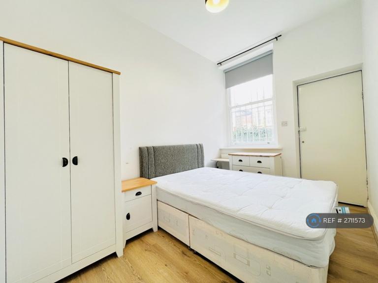 image for 2 bedroom flat in Rosslyn House, London, SW2 (2 bed) (#2711573)