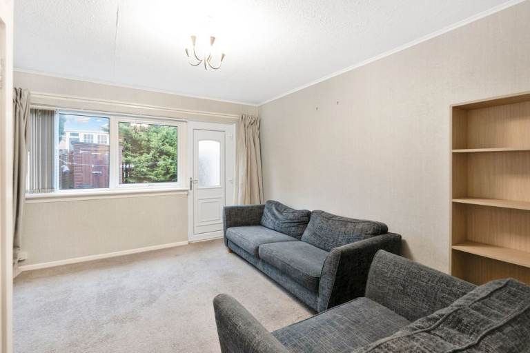 Beautiful, 2 bedroom, main door property with private gardens, in Howden Hall – available NOW