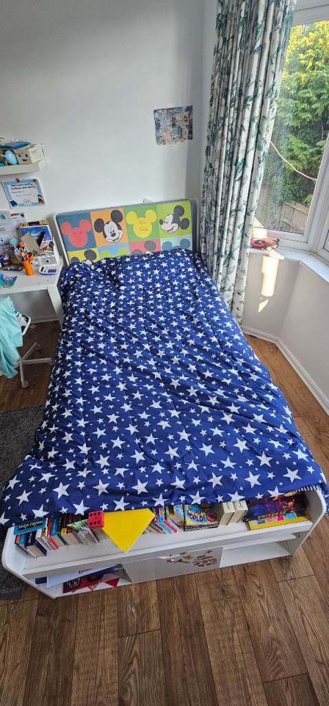 Free kids beds with mattresses 