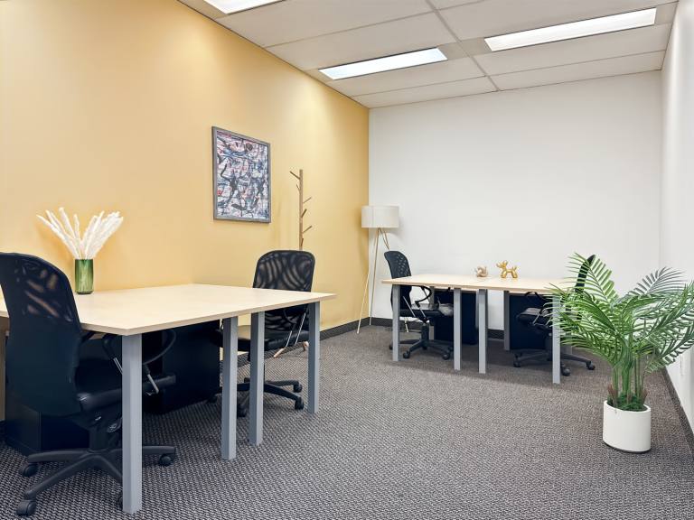 Glasgow - G1 2RQ \ Move-In Ready Office Space with 3 Workstations