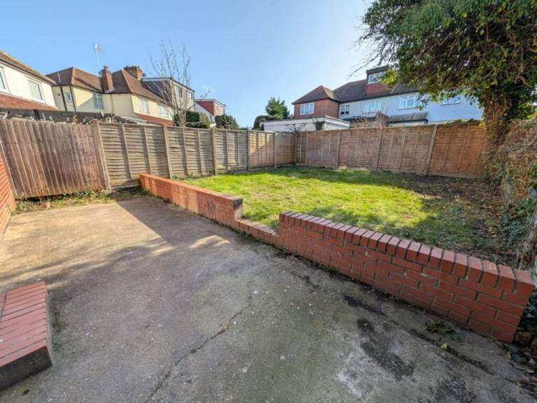 4 Bed, 2 Bath Flat with a Garden to Rent in Geary Road, NW10 1HS