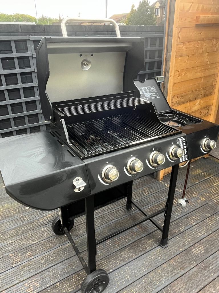 Uniflame 4 Burner Gas BBQ and Flo Gas Tank