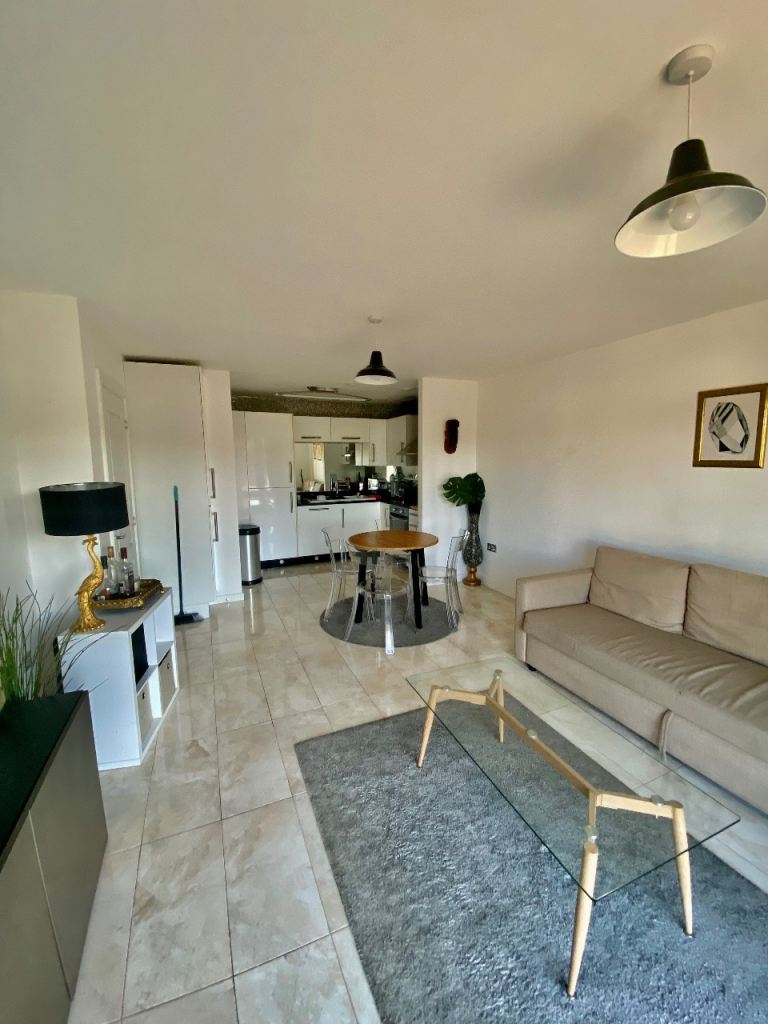 Superb one bedroom flat to RENT no referencing 