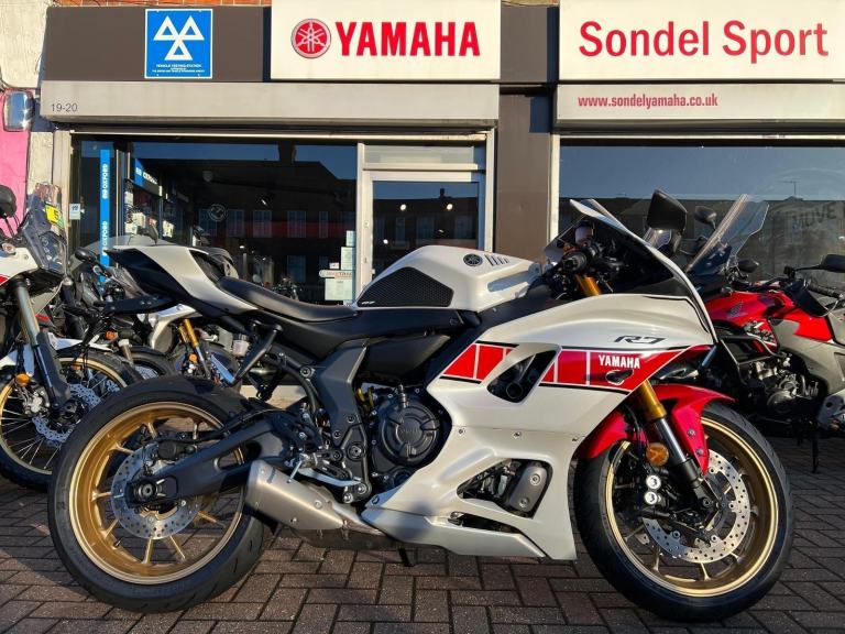Yamaha R7