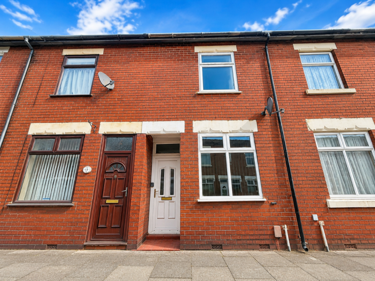 2 bedroom house in Carron Street, Fenton, Stoke on Trent, ST4 3DS