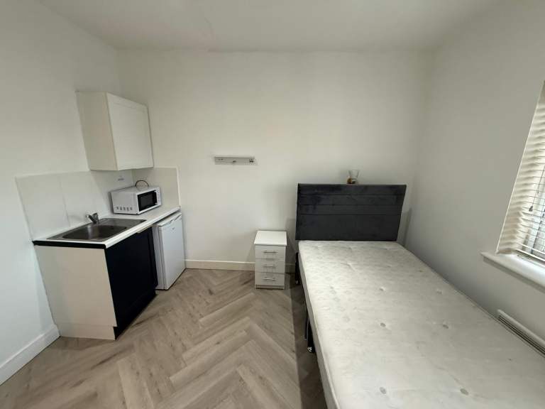BENEFITS ACCEPTED - Studio Flat Available in Hanger Lane Perivale Ealing W5