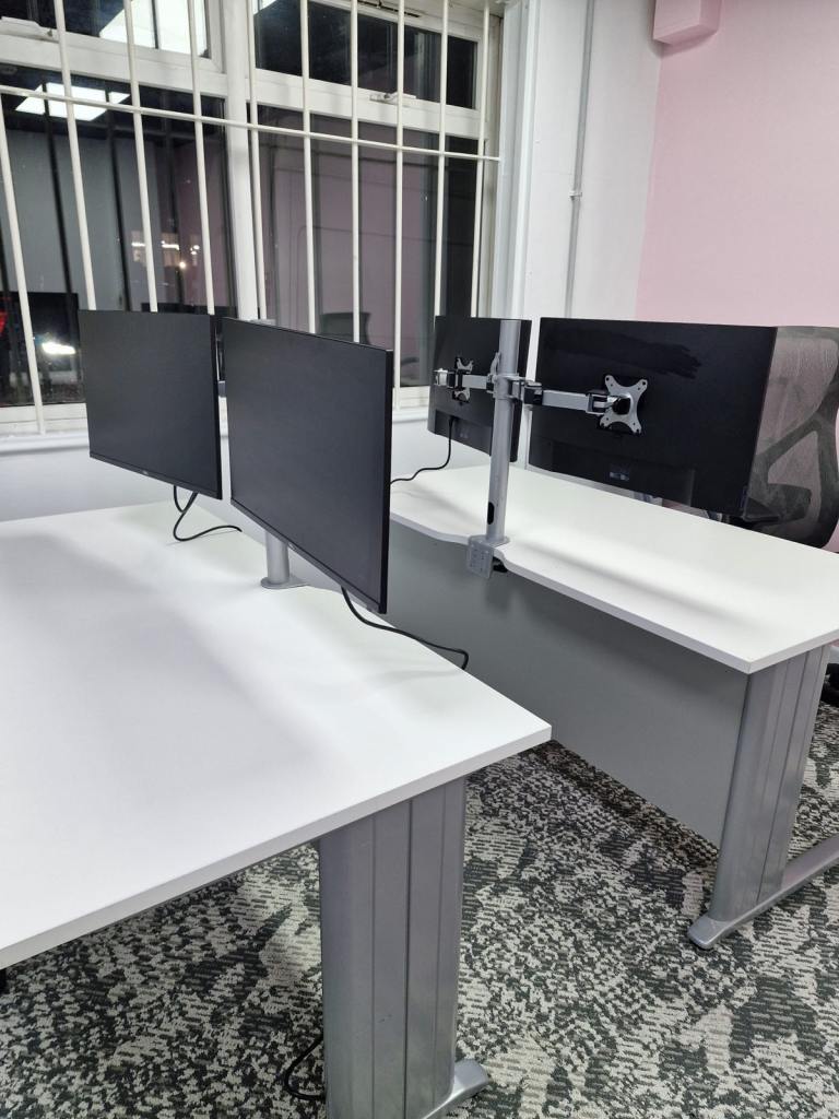 Dell 24 inch HDMI equipped monitors (100 available) £90 each🔥🇬🇧