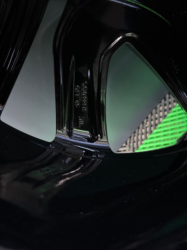 Land Rover Discovery 5 22” Powdered Gloss Black alloy wheels - style 5025 & 5/7mm+ Pirelli’s!