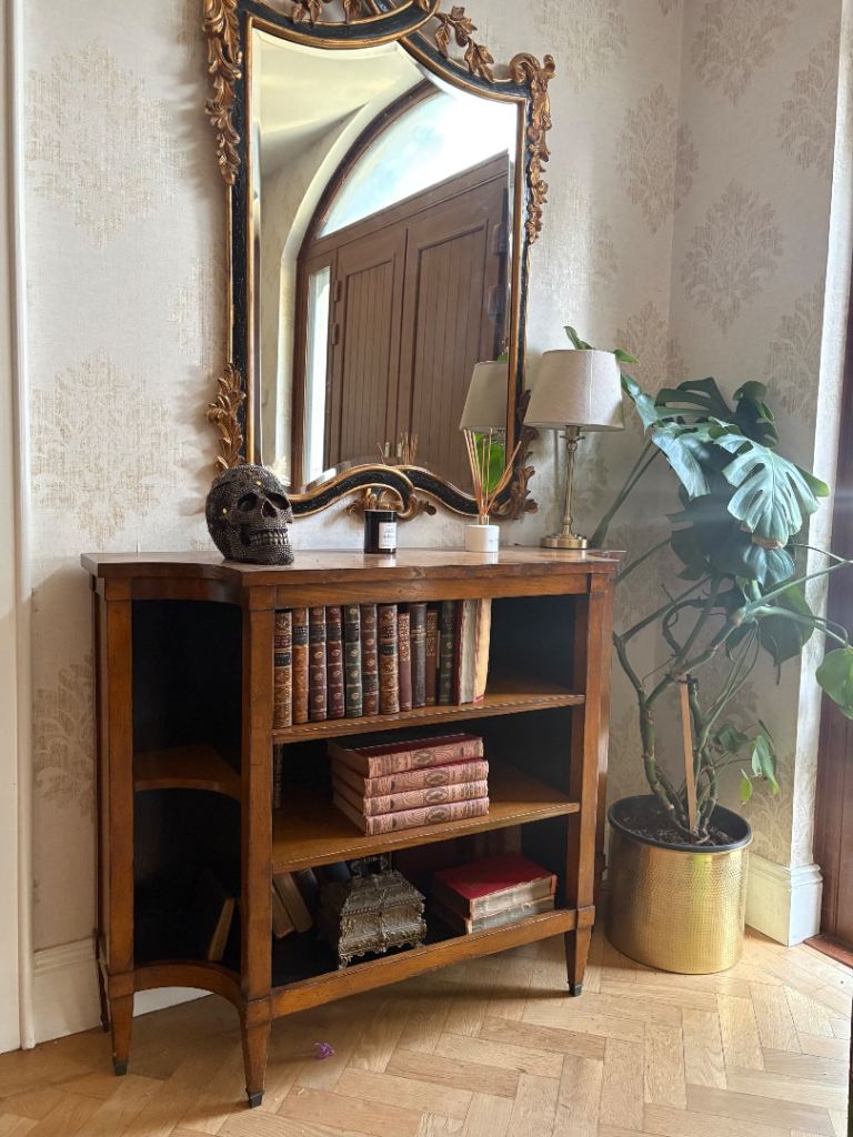 Solid Wood Side Table – Excellent Condition