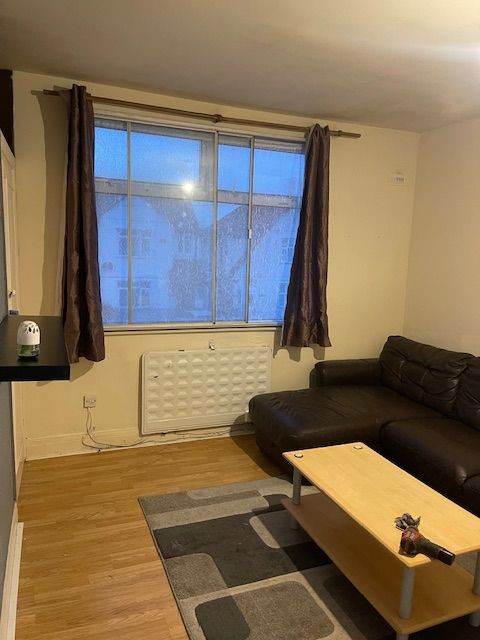 1-Bedroom flat to let-ideal for Professional Couple