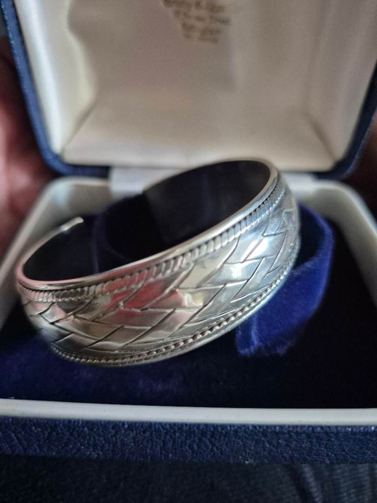 Vintage style hinged bangle 
