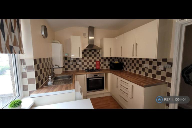 3 bedroom flat in Craven Street, Northampton, NN1 (3 bed) (#1051404)