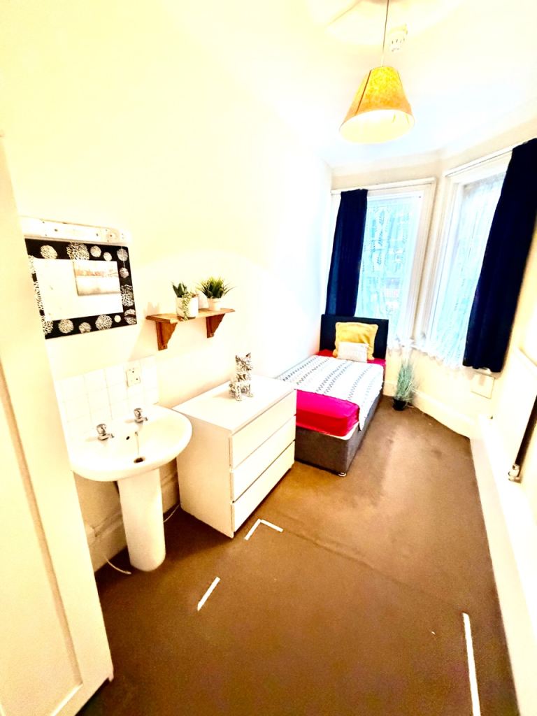 ***  SINGLE  en-suite in Boscombe *** 