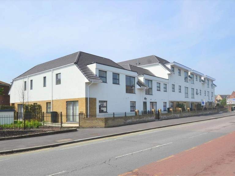 Bright 2-Bed, 2-Bath Apartment with Secure Underground Parking – Prime West Drayton (UB7)