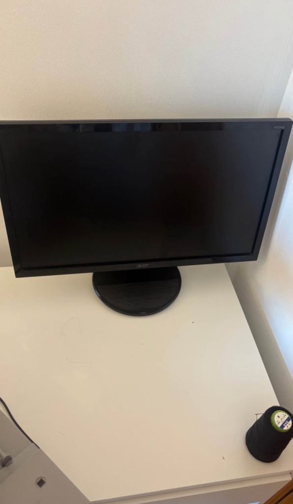 22 inches monitor desktop
Great condition