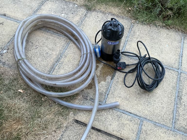 Submersible pump with pipe