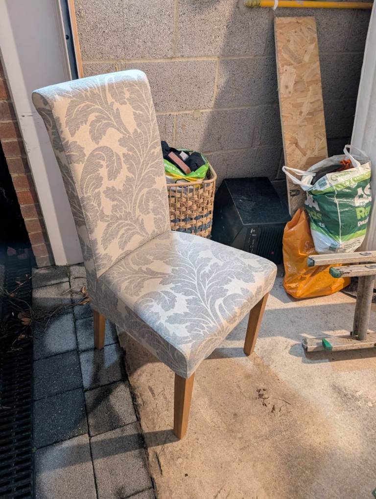 Solid Oak Extending Dining Table and 4 Chairs 