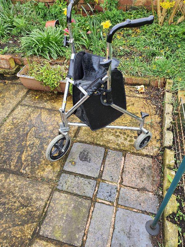 3 wheel mobility walker